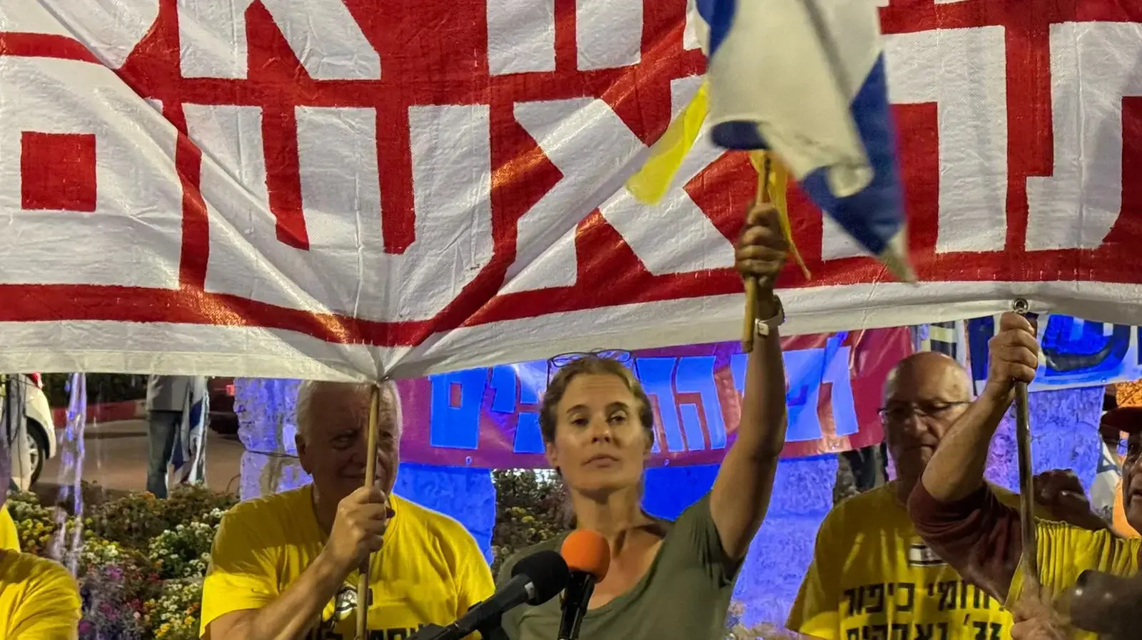 שקמה ברסלר, הפגנה מול מעון ראש הממשלה, קיסריה, 5 באוקטובר 2024 שקמה ברסלר, הפגנה מול מעון ראש הממשלה, קיסריה, 5 באוקטובר 2024