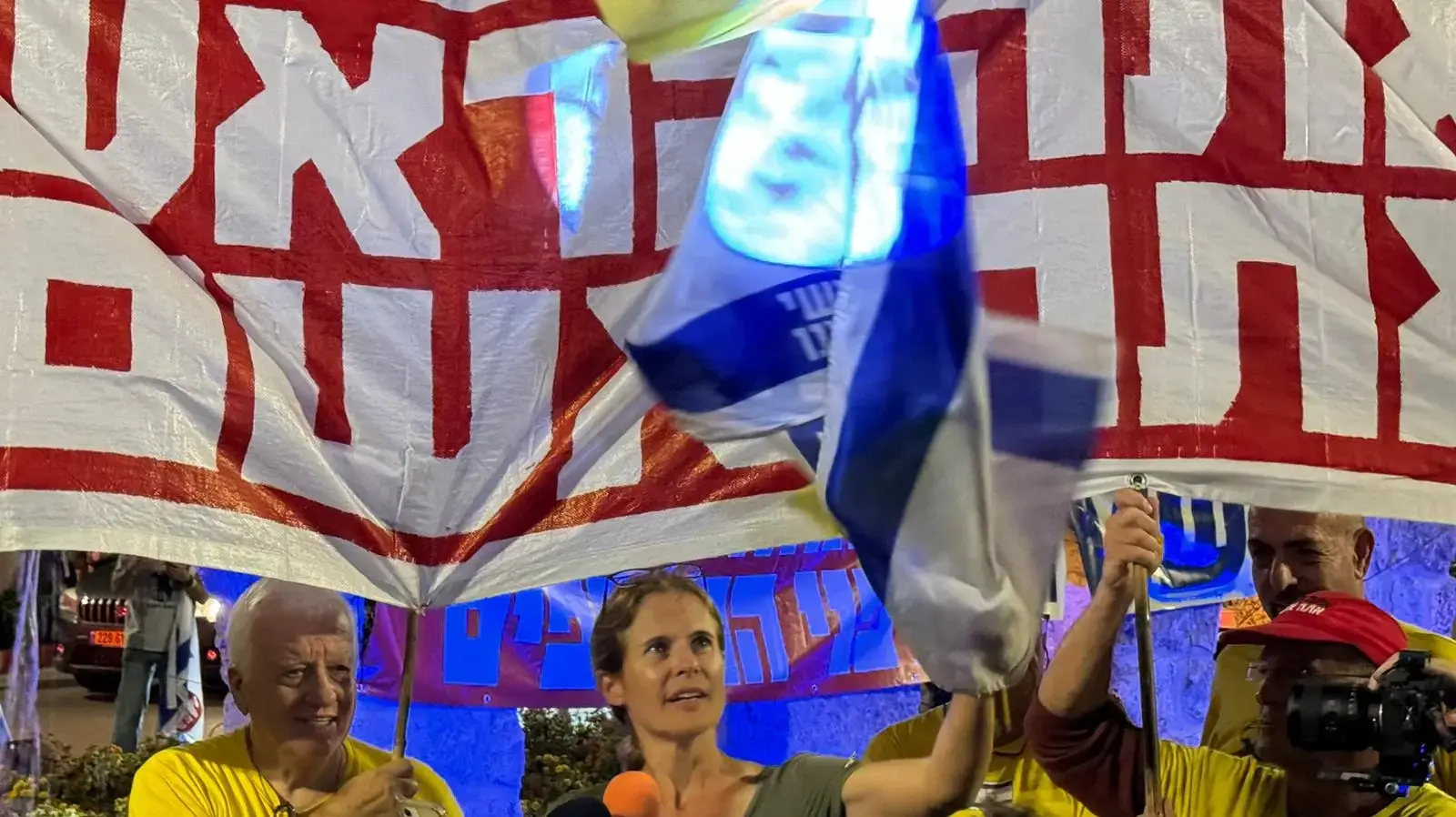 שקמה ברסלר, הפגנה מול מעון ראש הממשלה, קיסריה, 5 באוקטובר 2024 שקמה ברסלר, הפגנה מול מעון ראש הממשלה, קיסריה, 5 באוקטובר 2024