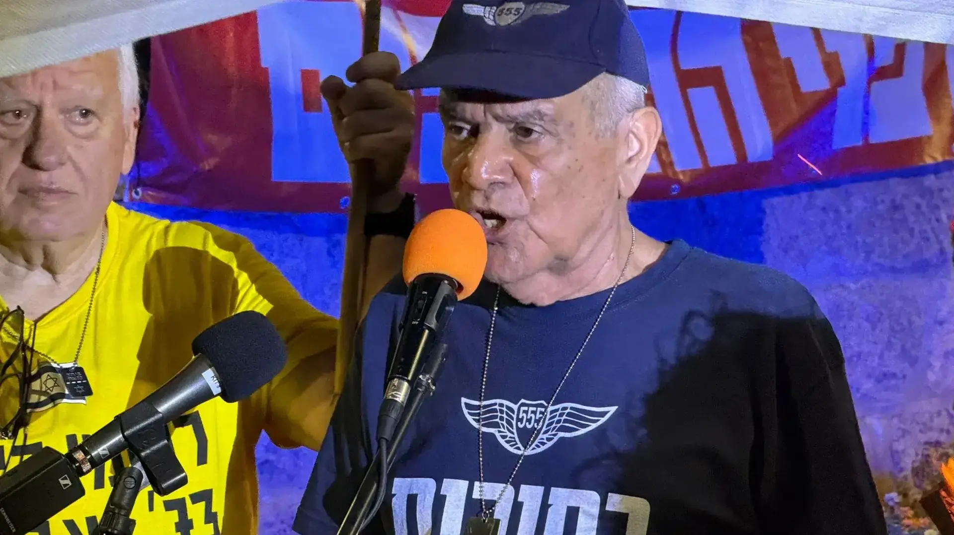 דן חלוץ, הפגנה מול מעון ראש הממשלה, קיסריה, 5 באוקטובר 2024 דן חלוץ, הפגנה מול מעון ראש הממשלה, קיסריה, 5 באוקטובר 2024