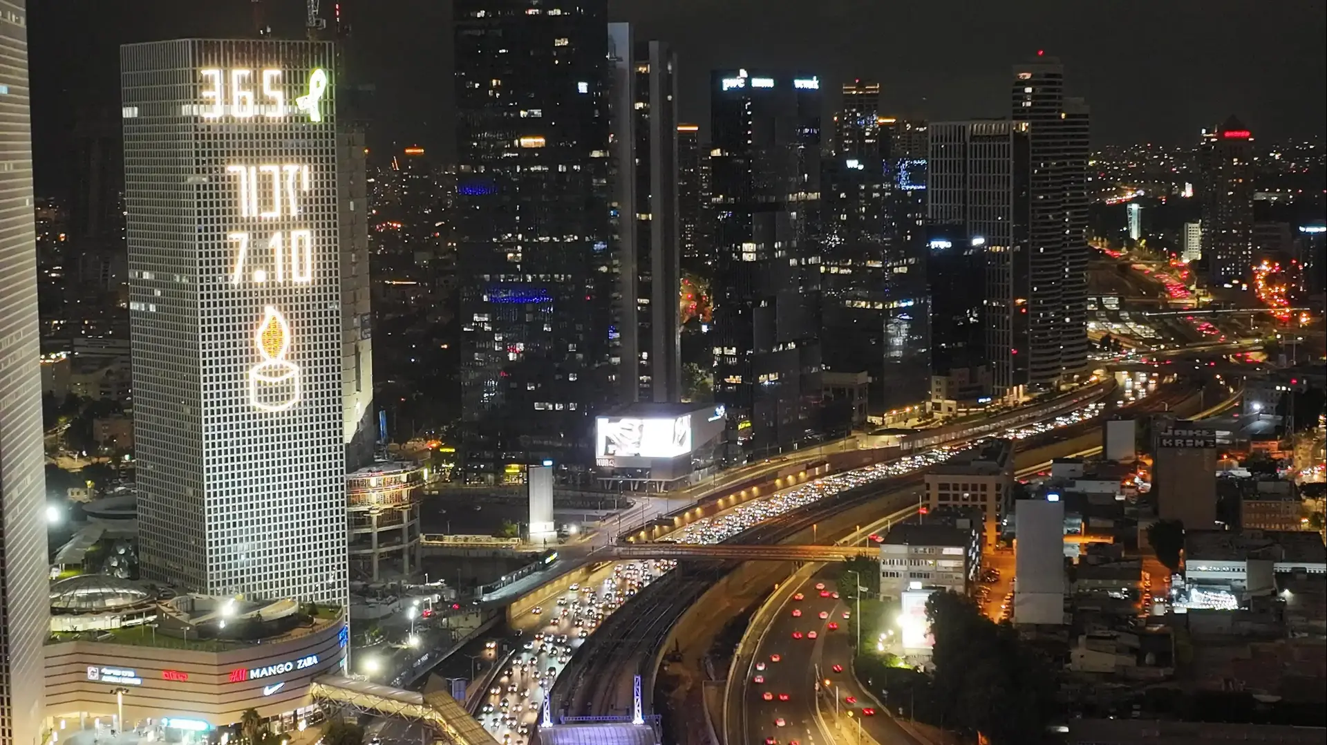 חסימת נתיבי איילון במסגרת הפגנה לשחרור החטופים, מחלף השלום, 5 באוקטובר 2024 חסימת נתיבי איילון במסגרת הפגנה לשחרור החטופים, מחלף השלום, 5 באוקטובר 2024