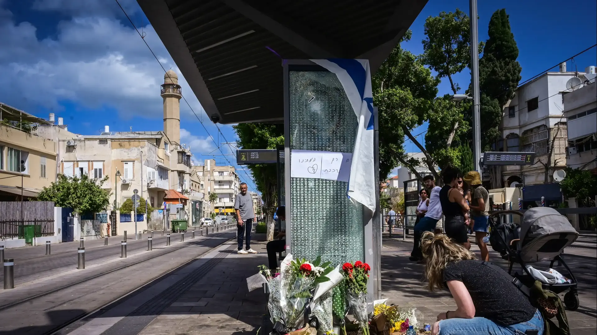 זירת הפיגוע בתחנת ארליך של הרכבת הקלה בשדרות ירושלים ביפו, יום לאחר הפיגוע בו נרצחו שבעה ישראלים

2 באוקטובר 2024