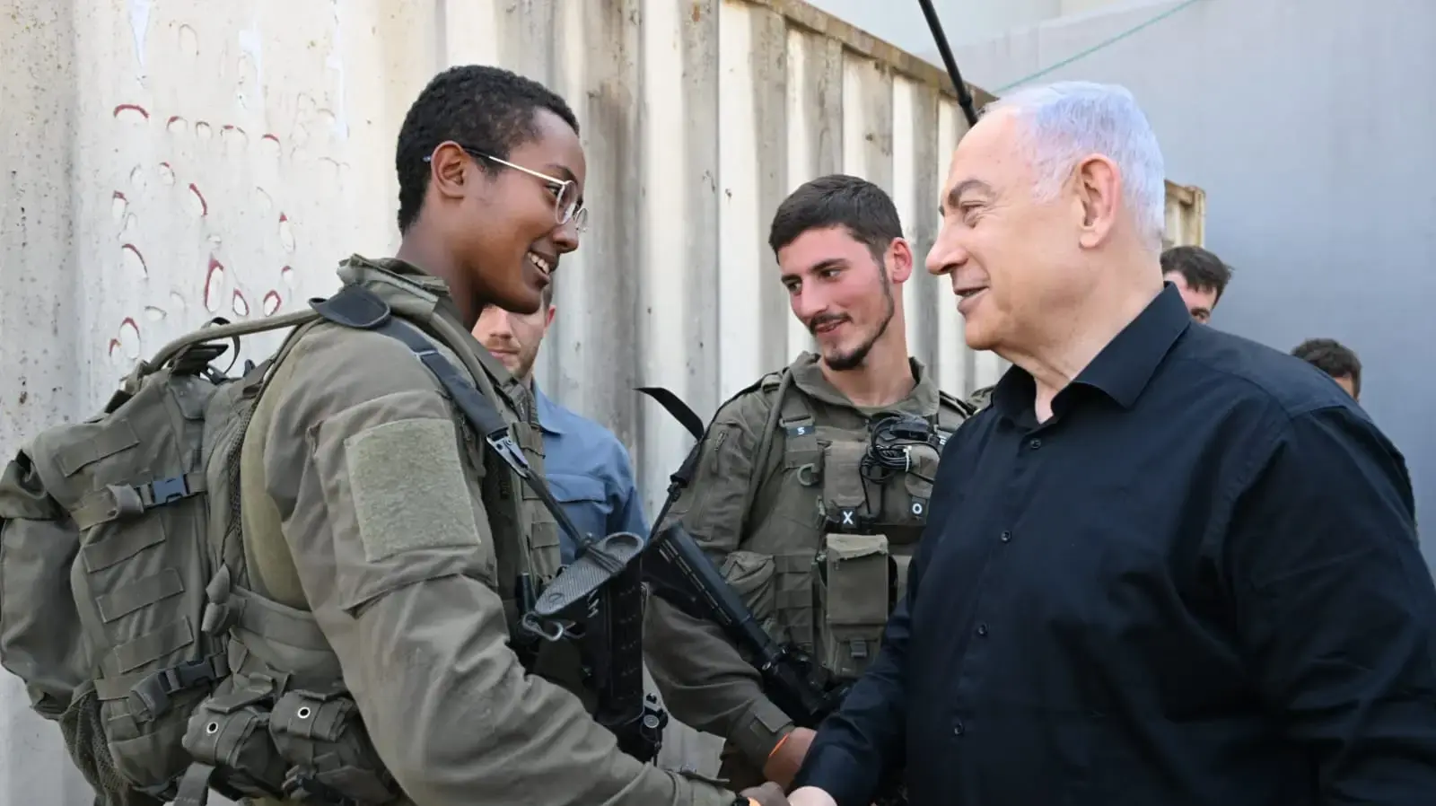 ראש הממשלה בנימין נתניהו קיים הערכת מצב ביטחונית עם מפקד פיקוד צפון, אלוף אורי גורדין, ועם מפקד אוגדה 36 תא"ל מורן עומר, בבסיס צה"ל במרחב גבול לבנון, 6 באוקטובר 2024 ראש הממשלה בנימין נתניהו קיים הערכת מצב ביטחונית עם מפקד פיקוד צפון, אלוף אורי גורדין, ועם מפקד אוגדה 36 תא"ל מורן עומר, בבסיס צה"ל במרחב גבול לבנון, 6 באוקטובר 2024