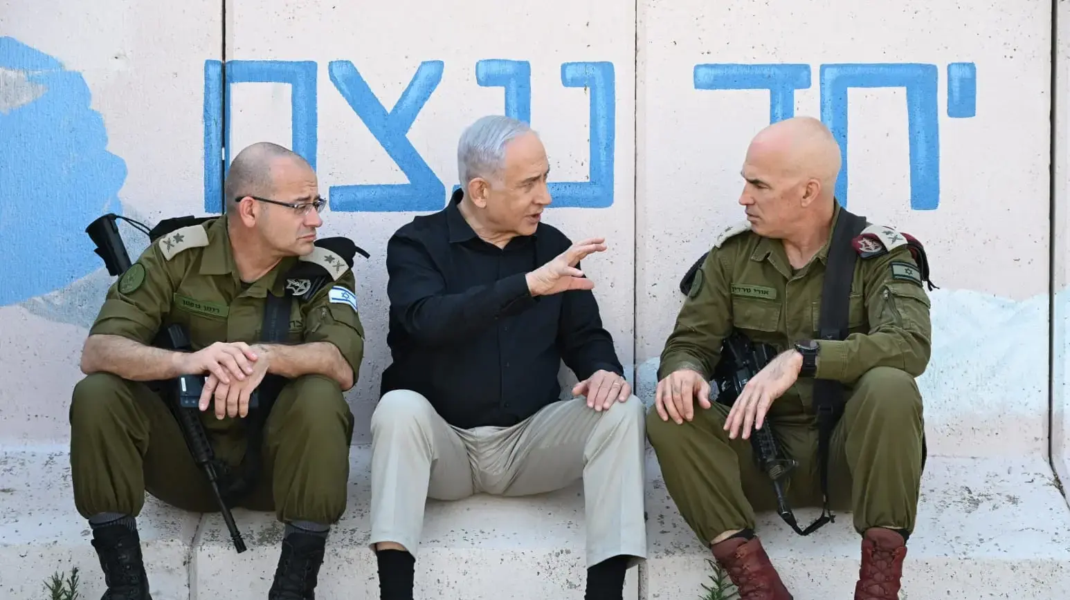 ראש הממשלה בנימין נתניהו קיים הערכת מצב ביטחונית עם מפקד פיקוד צפון, אלוף אורי גורדין, ועם מפקד אוגדה 36 תא"ל מורן עומר, בבסיס צה"ל במרחב גבול לבנון, 6 באוקטובר 2024 ראש הממשלה בנימין נתניהו קיים הערכת מצב ביטחונית עם מפקד פיקוד צפון, אלוף אורי גורדין, ועם מפקד אוגדה 36 תא"ל מורן עומר, בבסיס צה"ל במרחב גבול לבנון, 6 באוקטובר 2024