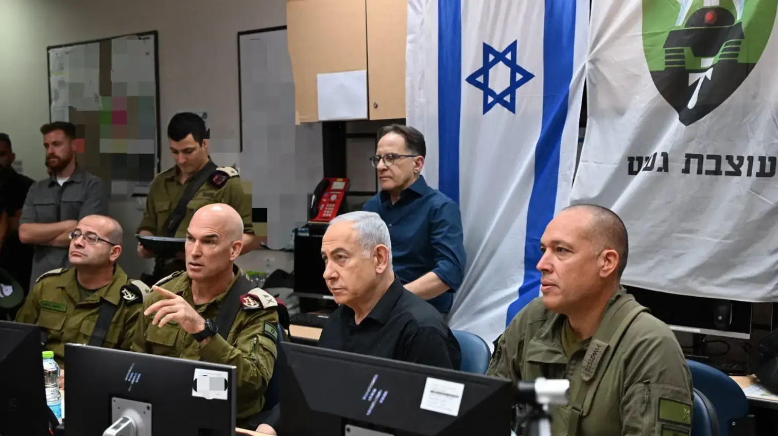 ראש הממשלה בנימין נתניהו קיים הערכת מצב ביטחונית עם מפקד פיקוד צפון, אלוף אורי גורדין, ועם מפקד אוגדה 36 תא"ל מורן עומר, בבסיס צה"ל במרחב גבול לבנון, 6 באוקטובר 2024 ראש הממשלה בנימין נתניהו קיים הערכת מצב ביטחונית עם מפקד פיקוד צפון, אלוף אורי גורדין, ועם מפקד אוגדה 36 תא"ל מורן עומר, בבסיס צה"ל במרחב גבול לבנון, 6 באוקטובר 2024