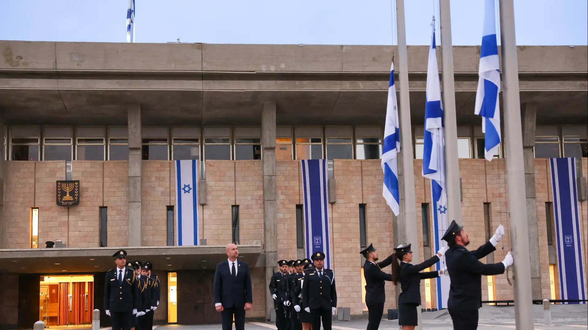 7 באוקטובר בכנסת: דגלי הלאום הורדו לחצי התורן בשעה 06:29 7 באוקטובר בכנסת: דגלי הלאום הורדו לחצי התורן בשעה 06:29