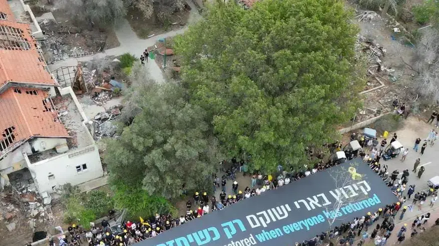 בין הריסות שכונות הכרם והזיתים בקיבוץ בארי: "קיבוץ בארי ישוקם רק כשיחזרו כולם", 7 באוקטובר 2024 בין הריסות שכונות הכרם והזיתים בקיבוץ בארי: "קיבוץ בארי ישוקם רק כשיחזרו כולם", 7 באוקטובר 2024