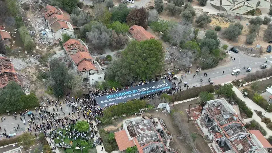 בין הריסות שכונות הכרם והזיתים בקיבוץ בארי: "קיבוץ בארי ישוקם רק כשיחזרו כולם", 7 באוקטובר 2024 בין הריסות שכונות הכרם והזיתים בקיבוץ בארי: "קיבוץ בארי ישוקם רק כשיחזרו כולם", 7 באוקטובר 2024