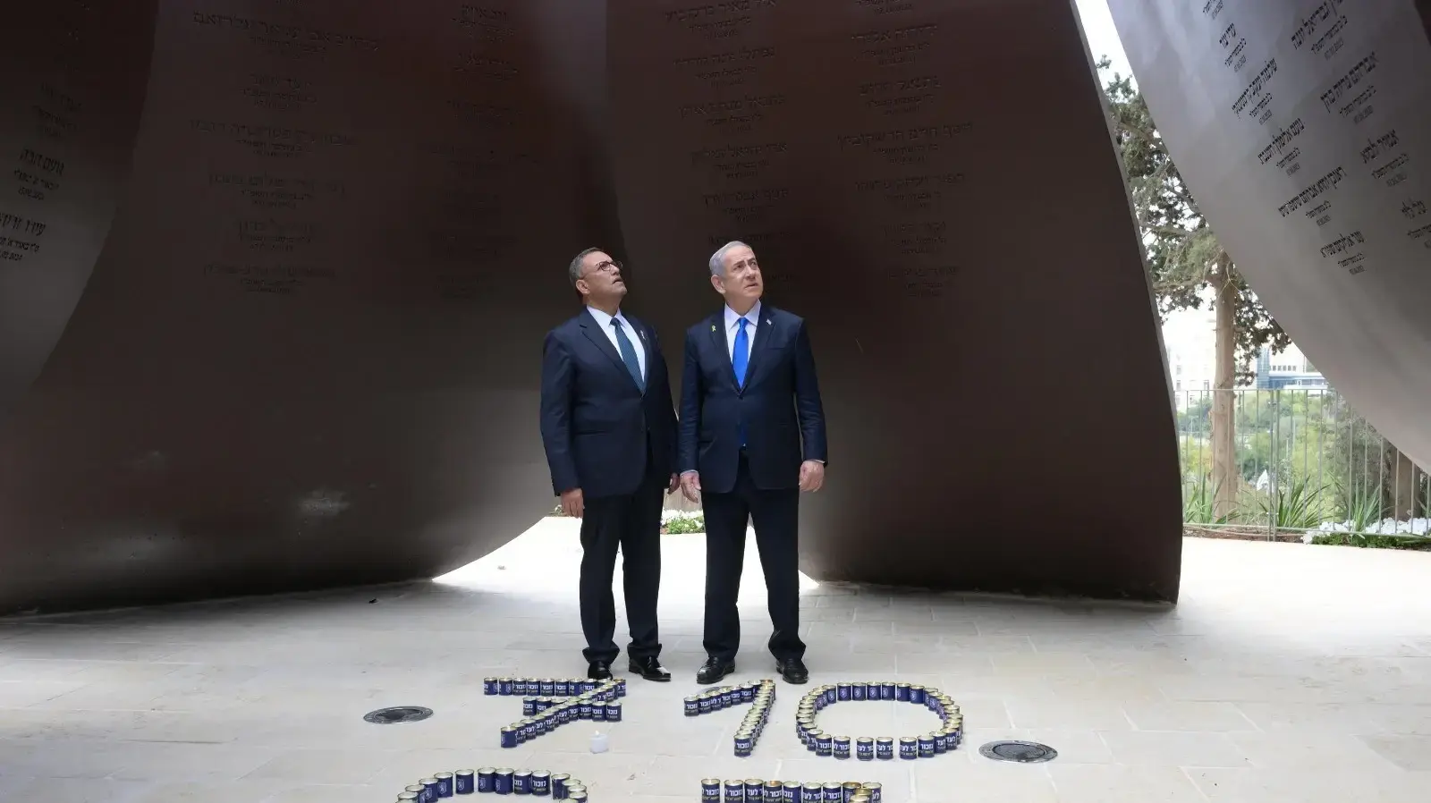 ראש הממשלה בנימין נתניהו וראש העיר ירושלים משה ליאון, אנדרטת ׳חרבות ברזל׳ לזכר הנופלות והנופלים הירושלמים, שבעה באוקטובר 2024 ראש הממשלה בנימין נתניהו וראש העיר ירושלים משה ליאון, אנדרטת ׳חרבות ברזל׳ לזכר הנופלות והנופלים הירושלמים, שבעה באוקטובר 2024