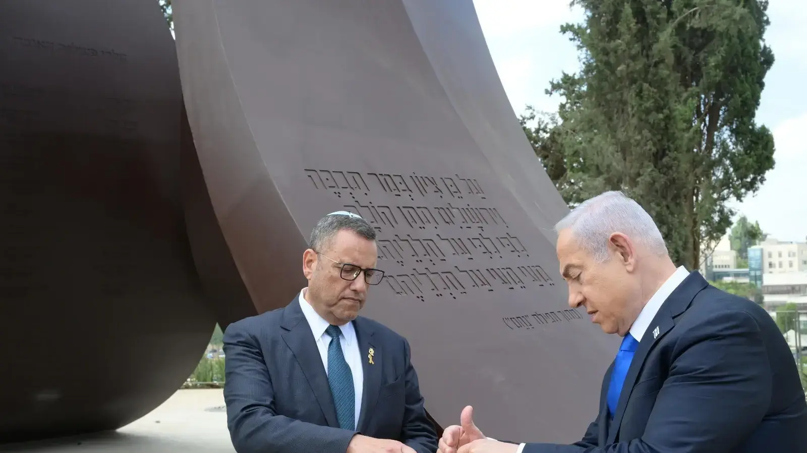ראש הממשלה בנימין נתניהו וראש העיר ירושלים משה ליאון, אנדרטת ׳חרבות ברזל׳ לזכר הנופלות והנופלים הירושלמים, שבעה באוקטובר 2024 ראש הממשלה בנימין נתניהו וראש העיר ירושלים משה ליאון, אנדרטת ׳חרבות ברזל׳ לזכר הנופלות והנופלים הירושלמים, שבעה באוקטובר 2024