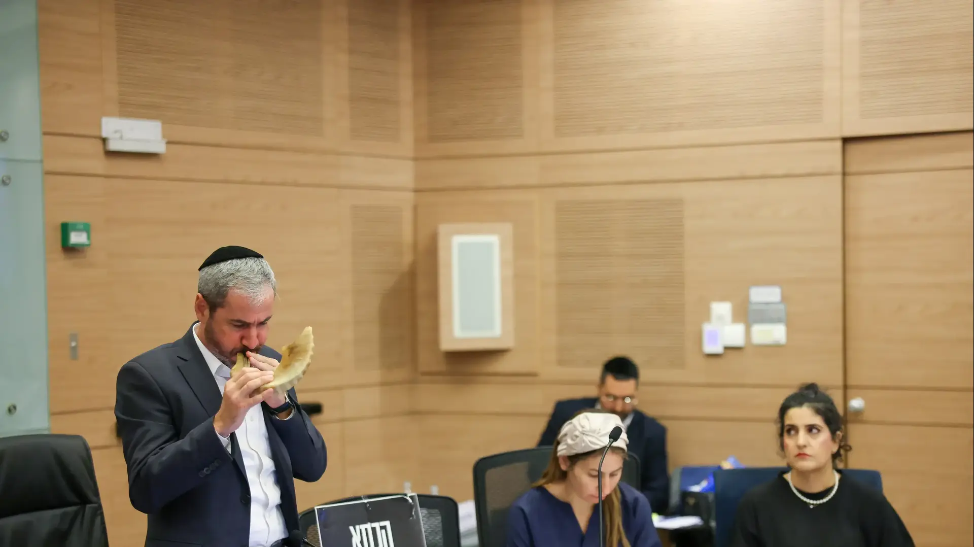 ועדת החינוך נפתחה בדקת דומייה לזכר הנרצחים ובהקראת שמות 48 הילדים והילדות שלא ישובו למסגרות החינוכיות. יו"ר הוועדה ח"כ יוסף טייב תקע בשופר ונשא תפילה לשלום החטופים ולשלום חיילי צה"ל, 7 באוקטובר 2027
