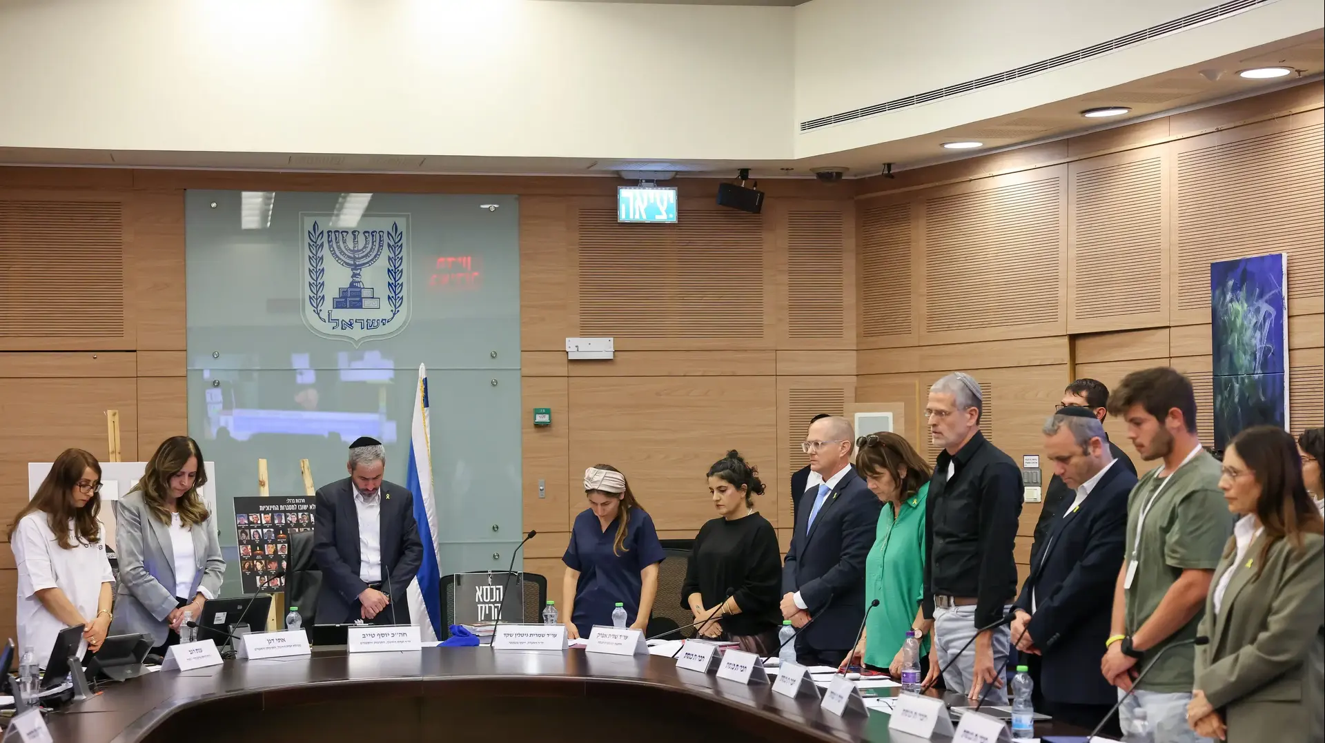 ועדת החינוך נפתחה בדקת דומייה לזכר הנרצחים ובהקראת שמות 48 הילדים והילדות שלא ישובו למסגרות החינוכיות. יו"ר הוועדה ח"כ יוסף טייב תקע בשופר ונשא תפילה לשלום החטופים ולשלום חיילי צה"ל, 7 באוקטובר 2027 ועדת החינוך נפתחה בדקת דומייה לזכר הנרצחים ובהקראת שמות 48 הילדים והילדות שלא ישובו למסגרות החינוכיות. יו"ר הוועדה ח"כ יוסף טייב תקע בשופר ונשא תפילה לשלום החטופים ולשלום חיילי צה"ל, 7 באוקטובר 2027