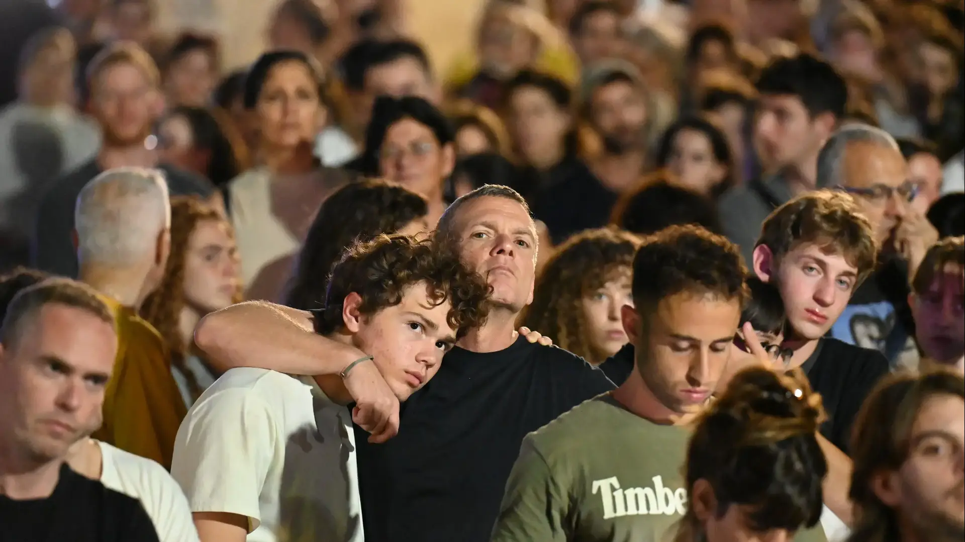 הצפיה ההמונית בטקס הזיכרון הלאומי , כיכר החטופים,7 באוקטובר 2024 הצפיה ההמונית בטקס הזיכרון הלאומי , כיכר החטופים,7 באוקטובר 2024