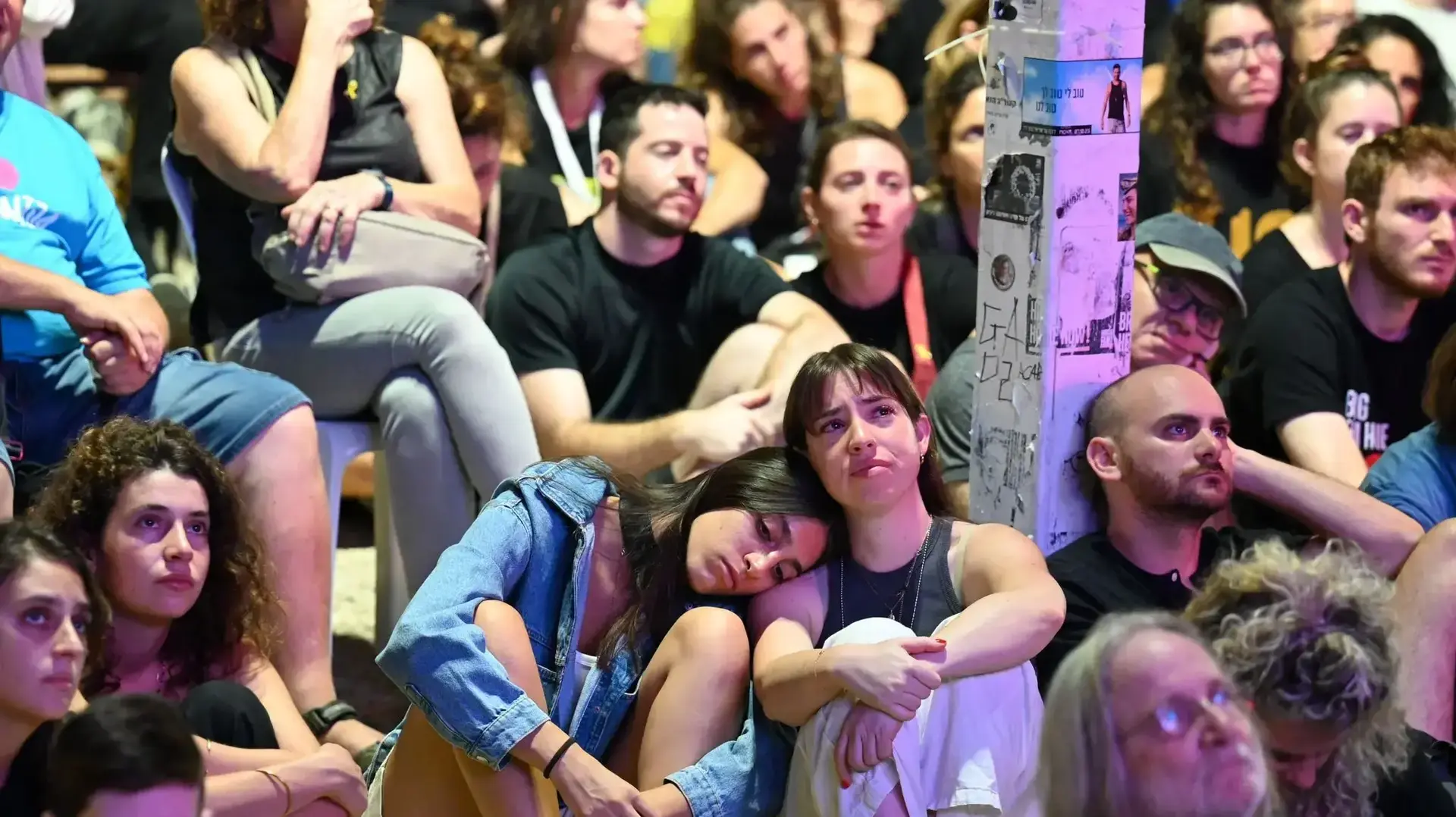 הצפיה ההמונית בטקס הזיכרון הלאומי , כיכר החטופים,7 באוקטובר 2024 הצפיה ההמונית בטקס הזיכרון הלאומי , כיכר החטופים,7 באוקטובר 2024