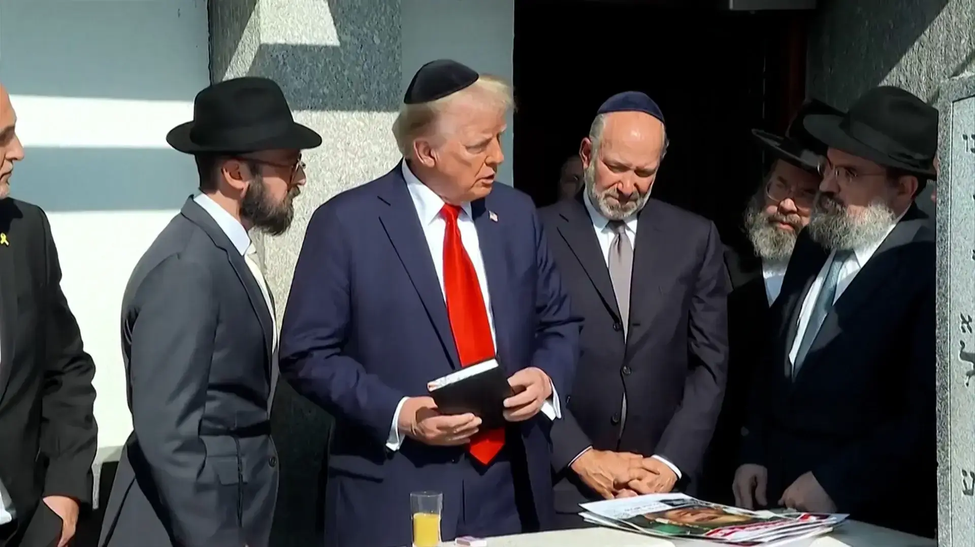 טראמפ זוכר את קורבנות ה-7 באוקטובר עם ביקור בקבר הרבי מליובאוויטש