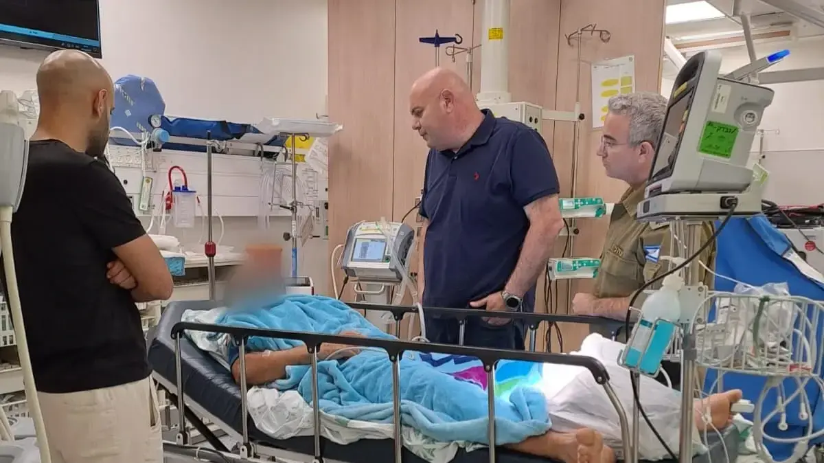 ראש עיריית טבריה, יוסי נבעה ומפקד היקל"ר, סא"ל במיל' עומרי נחום, בביקור הפצוע במרכז הרפואי צפון. 6 באוקטובר 2024