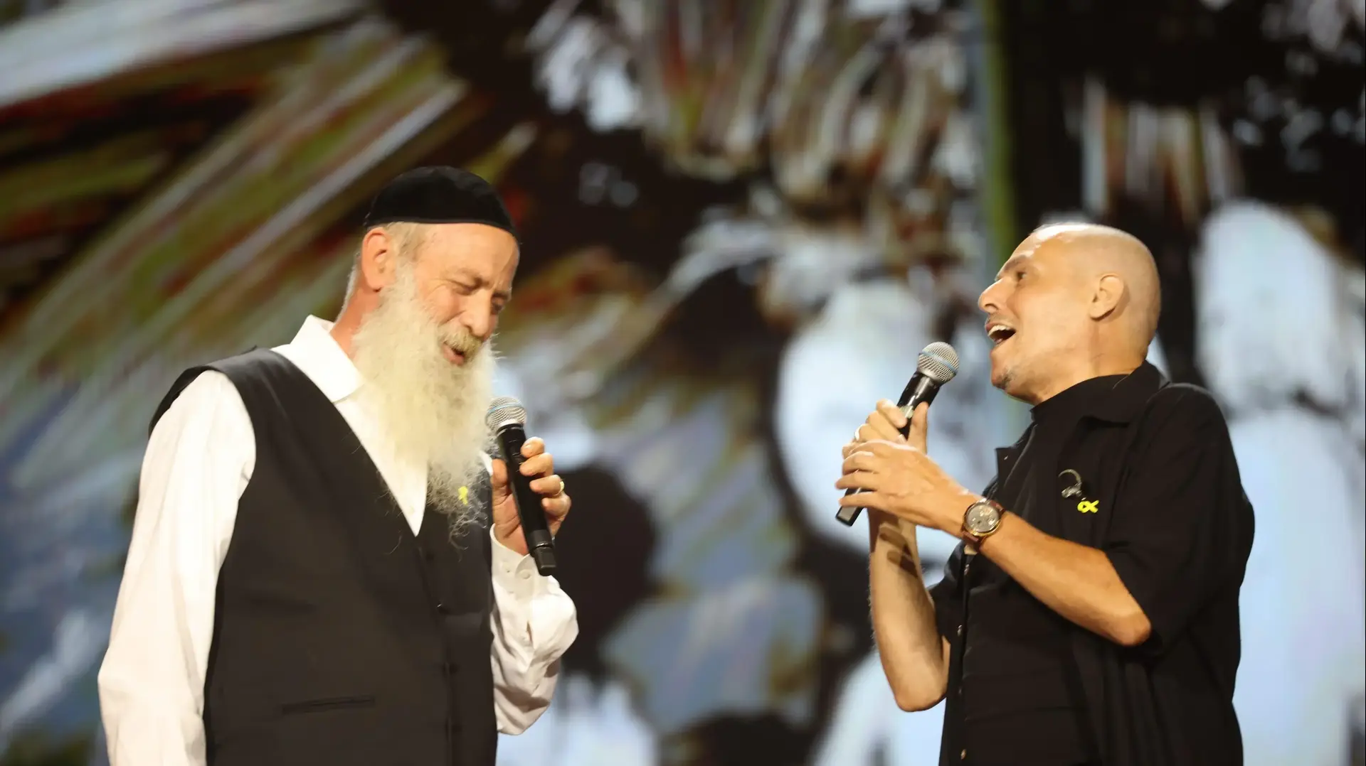 ישי לוי ושולי רנד בטקס הזיכרון הלאומי של משפחות הנרצחים והחטופים במלאת שנה לטבח ה-7 באוקטובר, פארק הירקון, 7 באוקטובר 2024 ישי לוי ושולי רנד בטקס הזיכרון הלאומי של משפחות הנרצחים והחטופים במלאת שנה לטבח ה-7 באוקטובר, פארק הירקון, 7 באוקטובר 2024