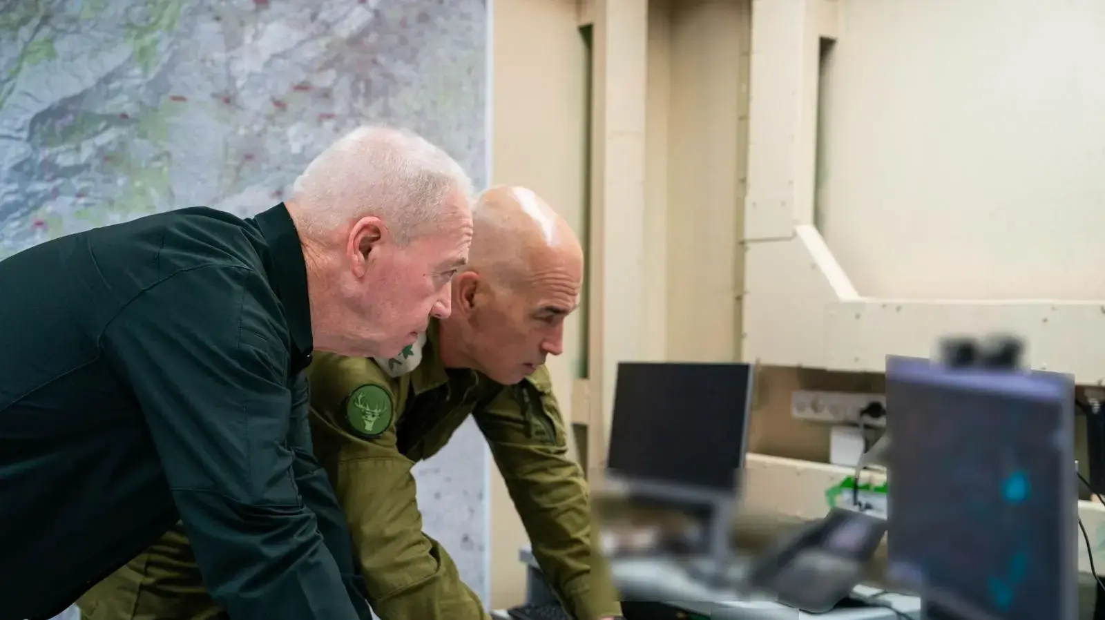 שר הביטחון יואב גלנט בהערכת מצב בבור המבצעים של פיקוד הצפון, 8 באוקטובר 2024 שר הביטחון יואב גלנט בהערכת מצב בבור המבצעים של פיקוד הצפון, 8 באוקטובר 2024