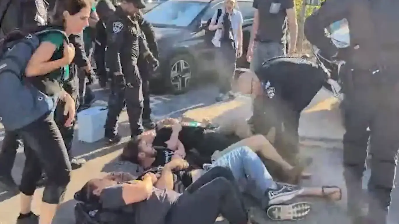 פעילים חוסמים את שתי הכניסות למשרד ראש הממשלה, ירושליים, 8 באוקטובר 2024 פעילים חוסמים את שתי הכניסות למשרד ראש הממשלה, ירושליים, 8 באוקטובר 2024