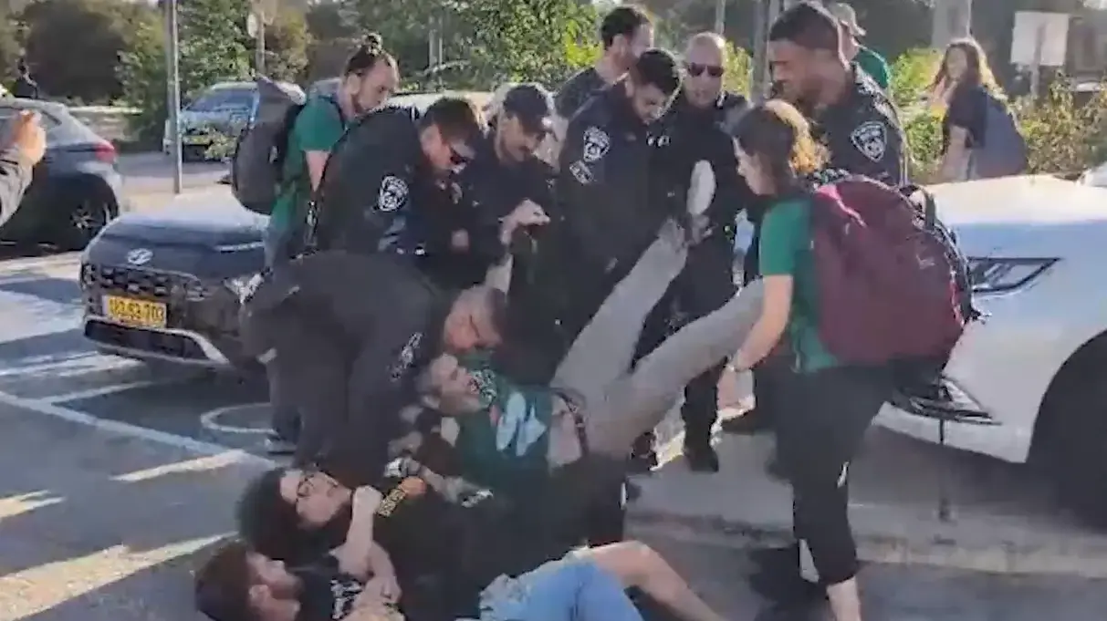 פעילים חוסמים את שתי הכניסות למשרד ראש הממשלה, ירושליים, 8 באוקטובר 2024 פעילים חוסמים את שתי הכניסות למשרד ראש הממשלה, ירושליים, 8 באוקטובר 2024