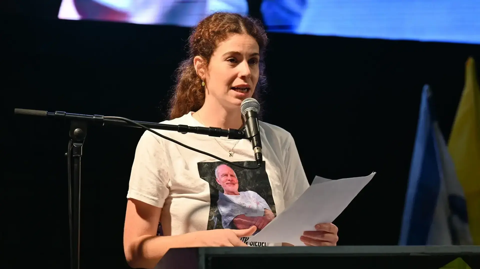 שיר סיגל, בתו של קית' סיגל, בערב ״שרים יחד לשובם״ בכיכר החטופים, 8 באוקטובר