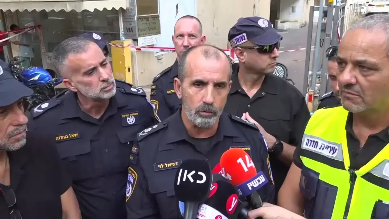 המפכ"ל דני לוי בזירת הפיגוע בחדרה המפכ"ל דני לוי בזירת הפיגוע בחדרה