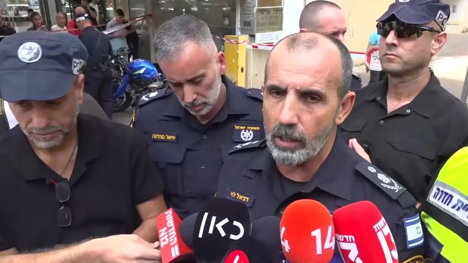 המפכ"ל דני לוי בזירת הפיגוע בחדרה המפכ"ל דני לוי בזירת הפיגוע בחדרה