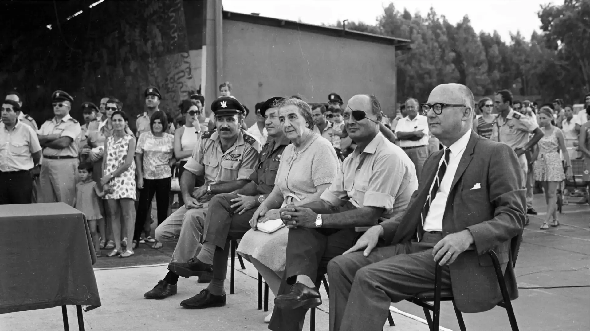 ראש הממשלה גולדה מאיר, שר הביטחון משה דיין, הרמטכ"ל רא"ל דוד אלעזר (דדו) ואלופי צה"ל, 10 באוקטובר 2024
