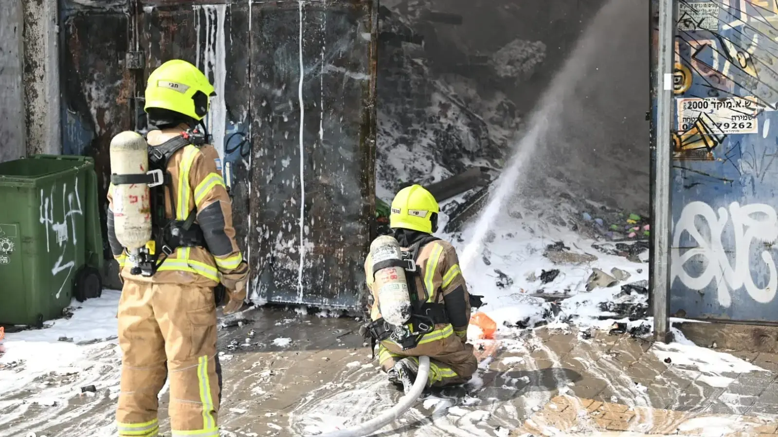 שריפה במתחם מחסנים ברחוב רבנו חננאל שריפה במתחם מחסנים ברחוב רבנו חננאל