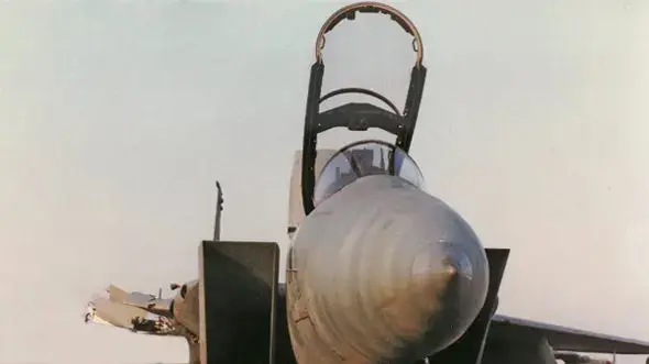 אף-15 957 מרקיע שחקים אחרי שכנפו נתלשה בהתנגשות עם סקייהוק אף-15 957 מרקיע שחקים אחרי שכנפו נתלשה בהתנגשות עם סקייהוק