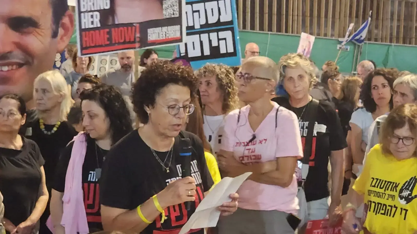 אסתר בוכשטב, אמא של יגב בוכשטב בצעדת מחאה עם משפחות חטופים, כיכר רבין ,10 לאוקטובר 2024 אסתר בוכשטב, אמא של יגב בוכשטב בצעדת מחאה עם משפחות חטופים, כיכר רבין ,10 לאוקטובר 2024