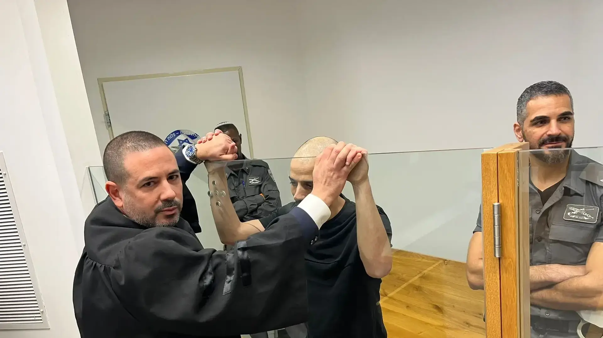רועי יפרח נאשם שהתחזה ללוחם ולשוטר וגנב נשק. ביהמ"ש מחוזי תל אביב רועי יפרח נאשם שהתחזה ללוחם ולשוטר וגנב נשק. ביהמ"ש מחוזי תל אביב