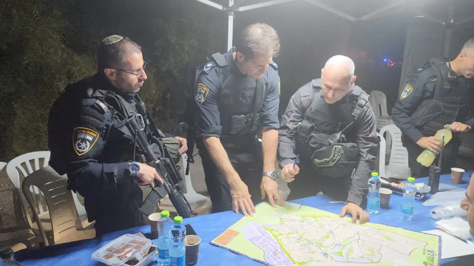 מפקד יחידת יואב, סנ"צ אבי לוי, ומפקד מחוז דרום, ניצב אמיר כהן, בשדרות ב-7 באוקטובר