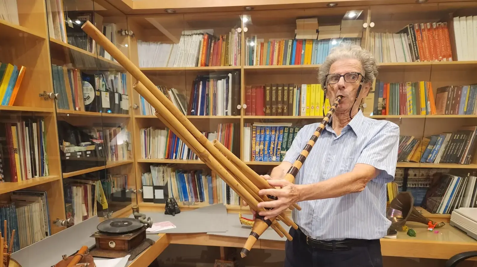 זמי רביד מנגן במגרפה זמי רביד מנגן במגרפה