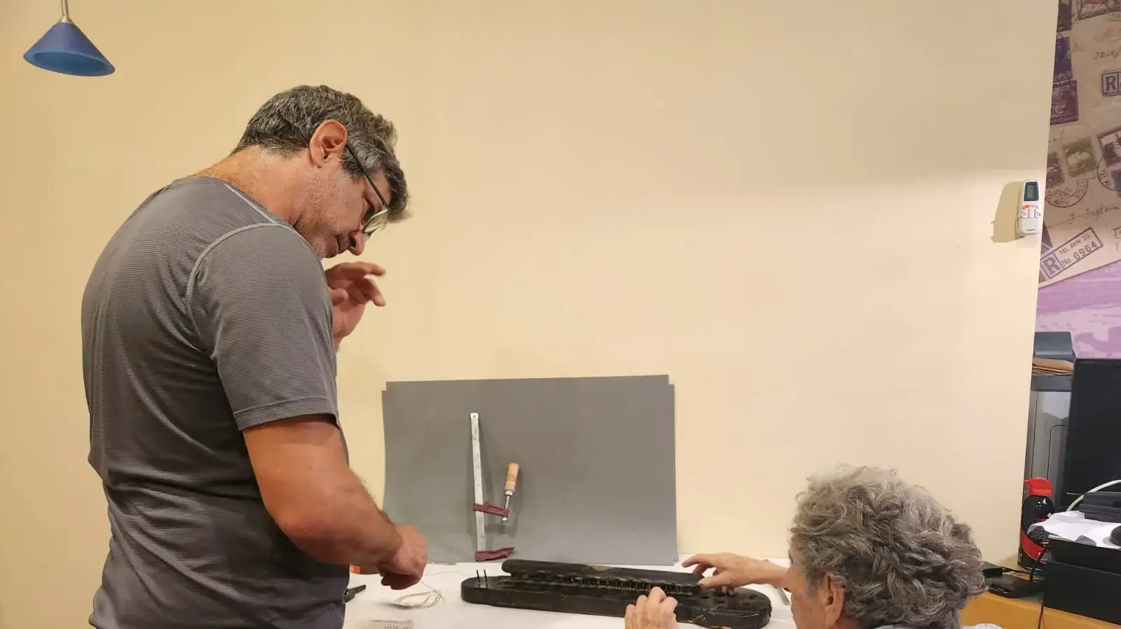 רסטורטור רונן דוד מטפל בגיטרה-לירה רסטורטור רונן דוד מטפל בגיטרה-לירה