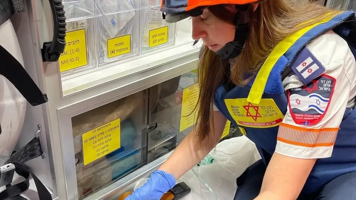 פראמדיקית מד"א, עמית אמסלם מטפלת בניק הכלב שחולץ משריפה בביתו