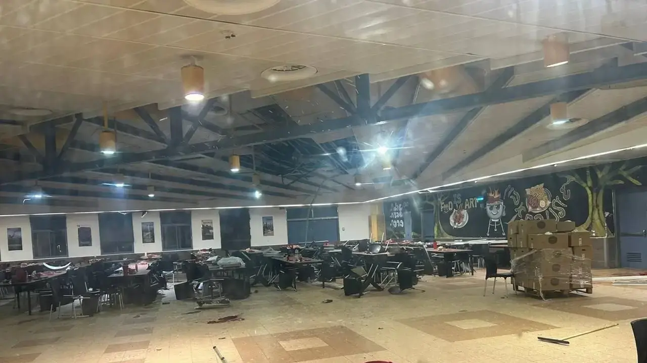 חדר אוכל בבסיס בו נפל כטב"ם, 13 באוקטובר 2024 חדר אוכל בבסיס בו נפל כטב"ם, 13 באוקטובר 2024