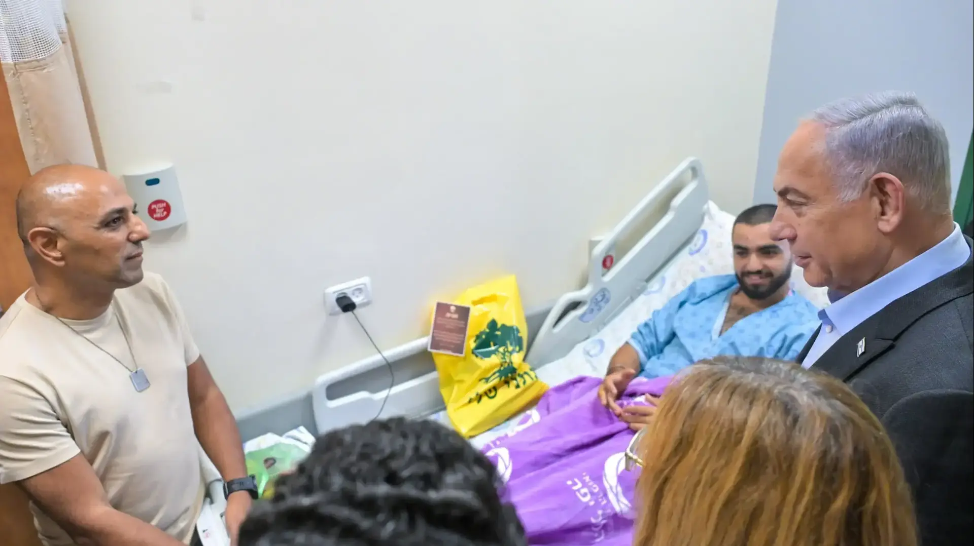 ראש הממשלה בנימין נתניהו ביקר בבא״ח גולני, שספג פגיעת כטב״ם של ארגון הטרור חיזבאללה. 14 באוקטובר 2024
ראש הממשלה בנימין נתניהו ביקר בבא״ח גולני, שספג פגיעת כטב״ם של ארגון הטרור חיזבאללה. 14 באוקטובר 2024
