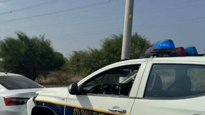 ניידת השוטר שנורה בפיגוע, כביש 4 לדרום סמוך למחלף יבנה, 15 באוקטובר 2024