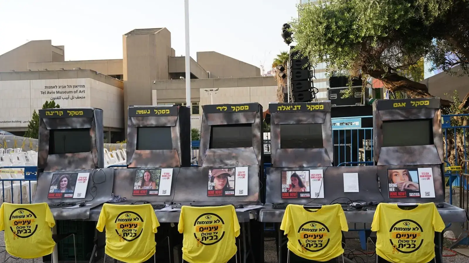 ״עולות משמרת״: מיצב המדמה חמ״ל תצפיתניות , כיכר החטופים ,15 באוקטובר 2024 ״עולות משמרת״: מיצב המדמה חמ״ל תצפיתניות , כיכר החטופים ,15 באוקטובר 2024