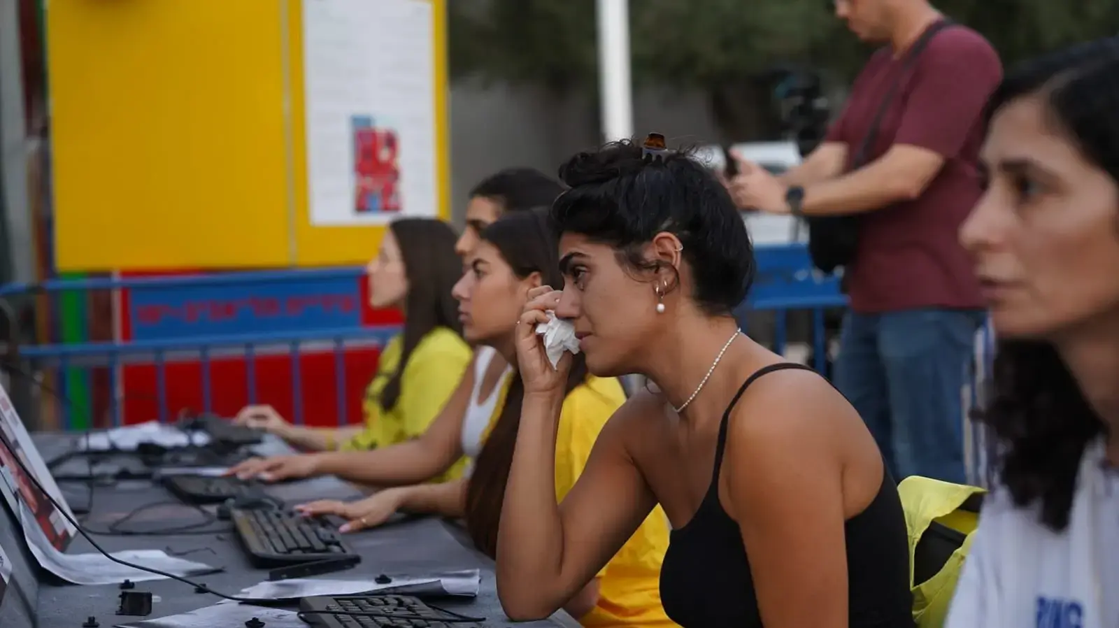 ״עולות משמרת״: מיצב המדמה חמ״ל תצפיתניות , כיכר החטופים ,15 באוקטובר 2024 ״עולות משמרת״: מיצב המדמה חמ״ל תצפיתניות , כיכר החטופים ,15 באוקטובר 2024