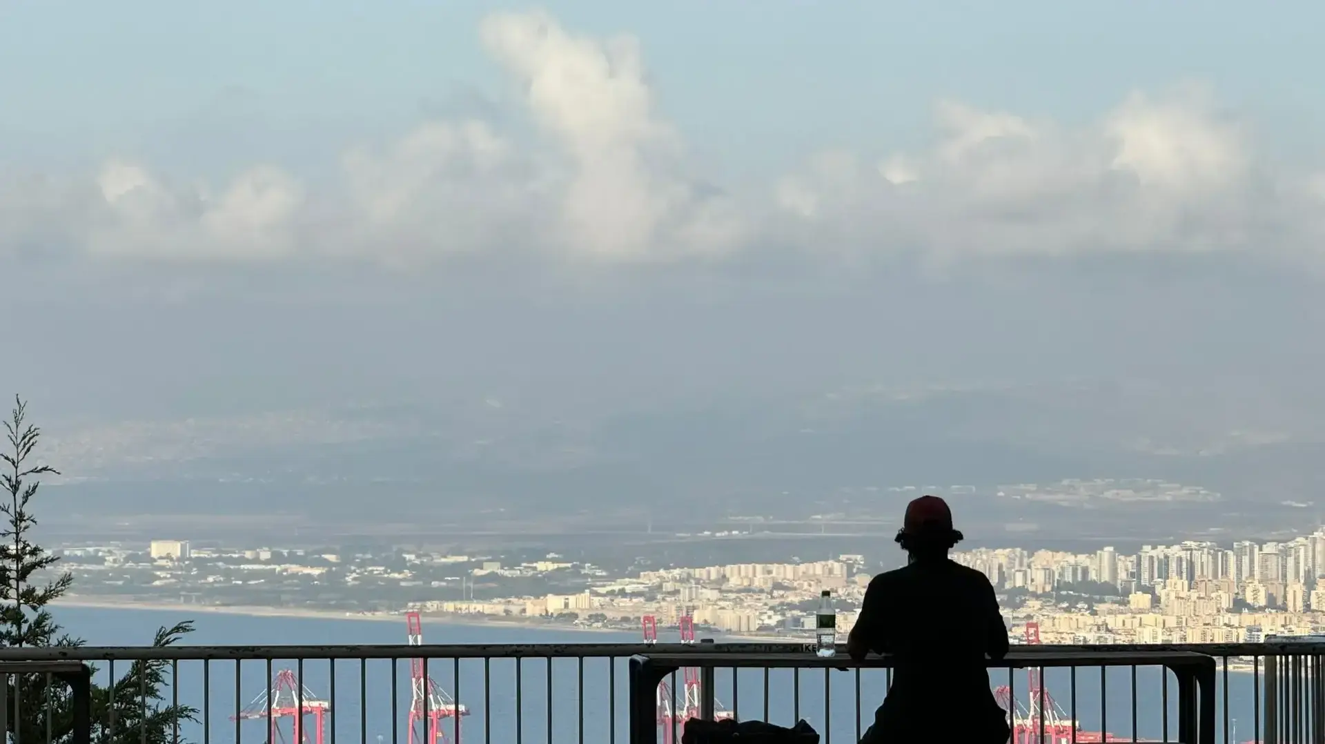 הסקרנים שיושבים במצפורים ביפה נוף ומחכים לרקטות
