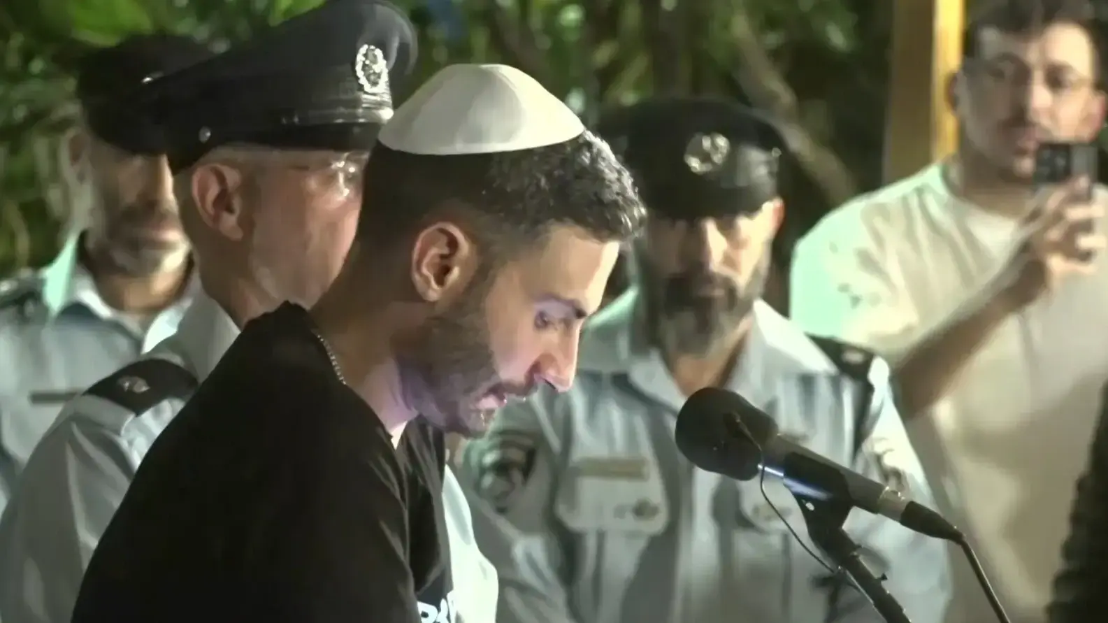 אדי לוי בהלווית אדיר קדוש השוטר שנהרג בפיגוע הירי בכביש 4, 15 באוקטובר 2024 אדי לוי בהלווית אדיר קדוש השוטר שנהרג בפיגוע הירי בכביש 4, 15 באוקטובר 2024