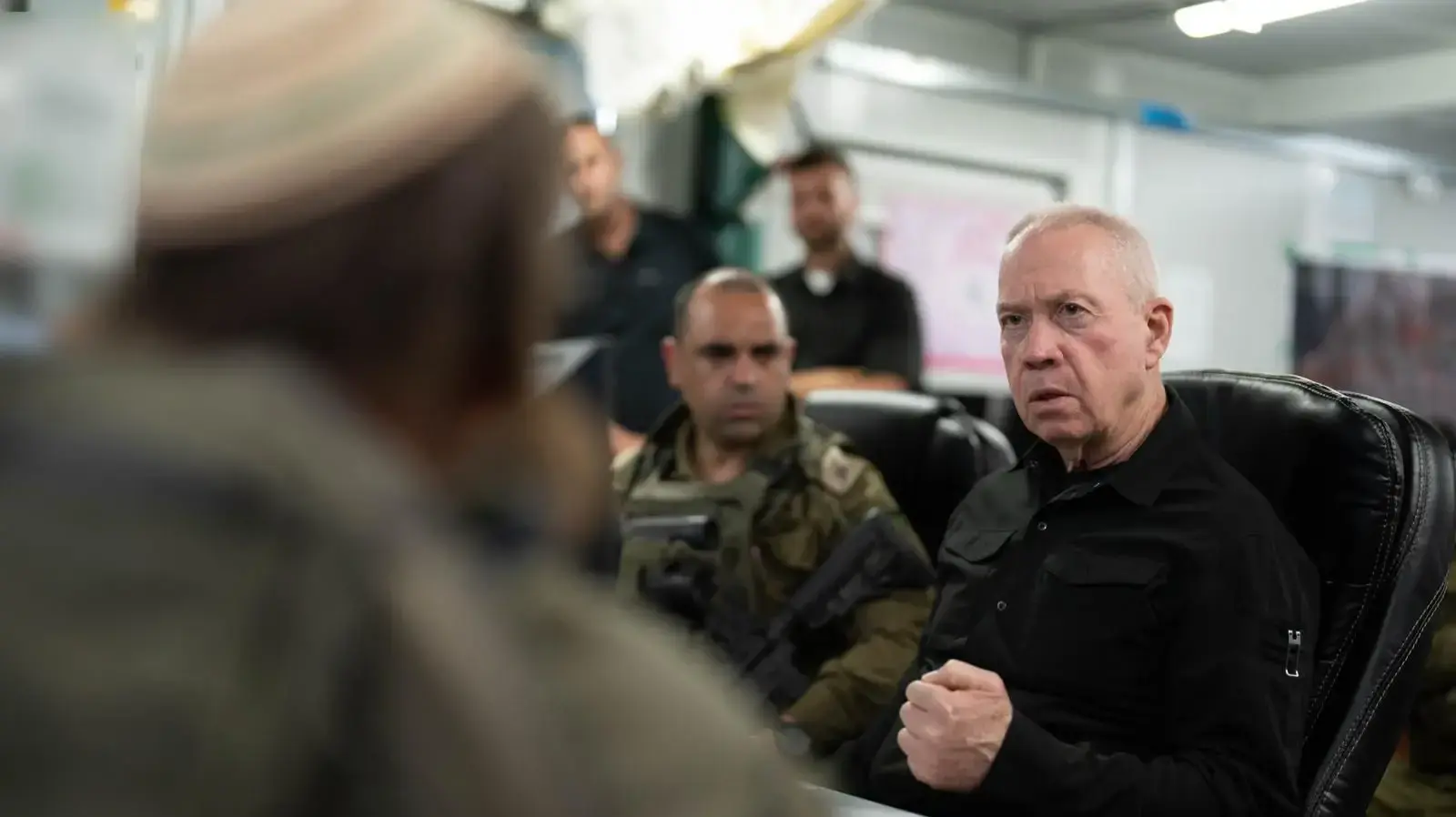 שר הביטחון יואב גלנט בהערכת מצב עם מפקי אוגדה 146 שפועלת בדרום לבנון שר הביטחון יואב גלנט בהערכת מצב עם מפקי אוגדה 146 שפועלת בדרום לבנון