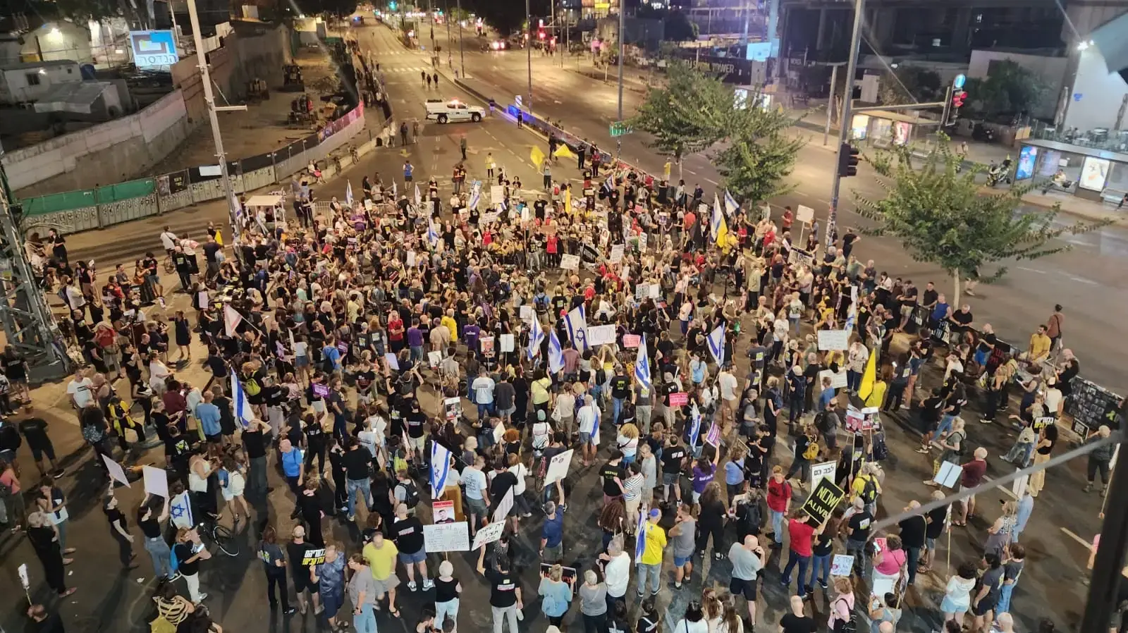 הפגנה בקפלן לשחרור החטופים לאחר חיסול סינוואר,שער בגין, 17 באוקטובר 2024 הפגנה בקפלן לשחרור החטופים לאחר חיסול סינוואר,שער בגין, 17 באוקטובר 2024