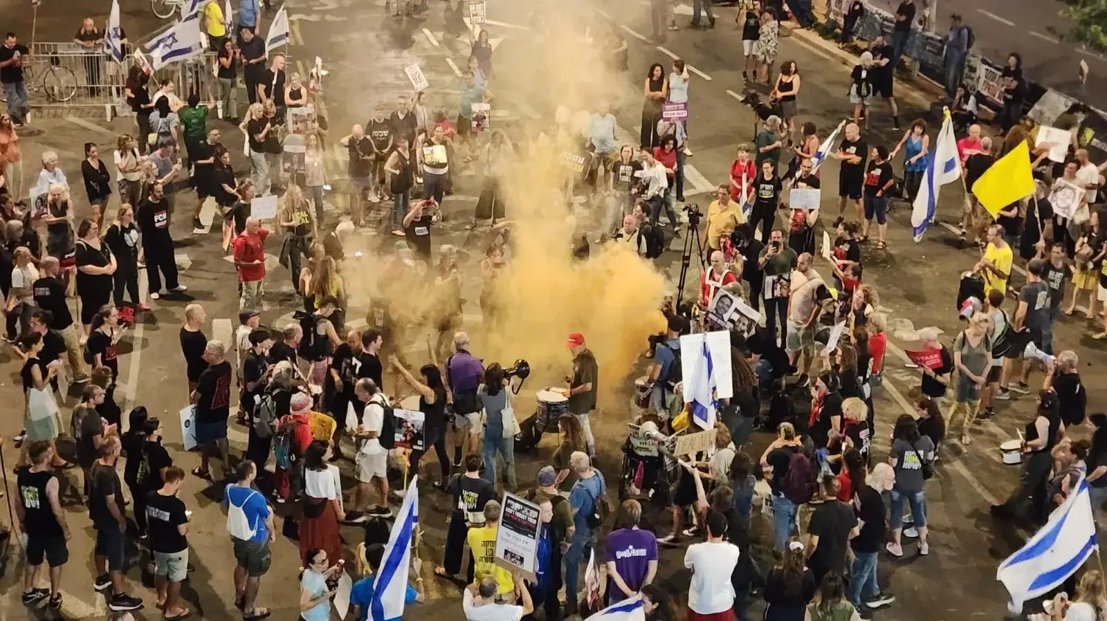 הפגנה בקפלן לשחרור החטופים לאחר חיסול סינוואר,שער בגין, 17 באוקטובר 2024 הפגנה בקפלן לשחרור החטופים לאחר חיסול סינוואר,שער בגין, 17 באוקטובר 2024