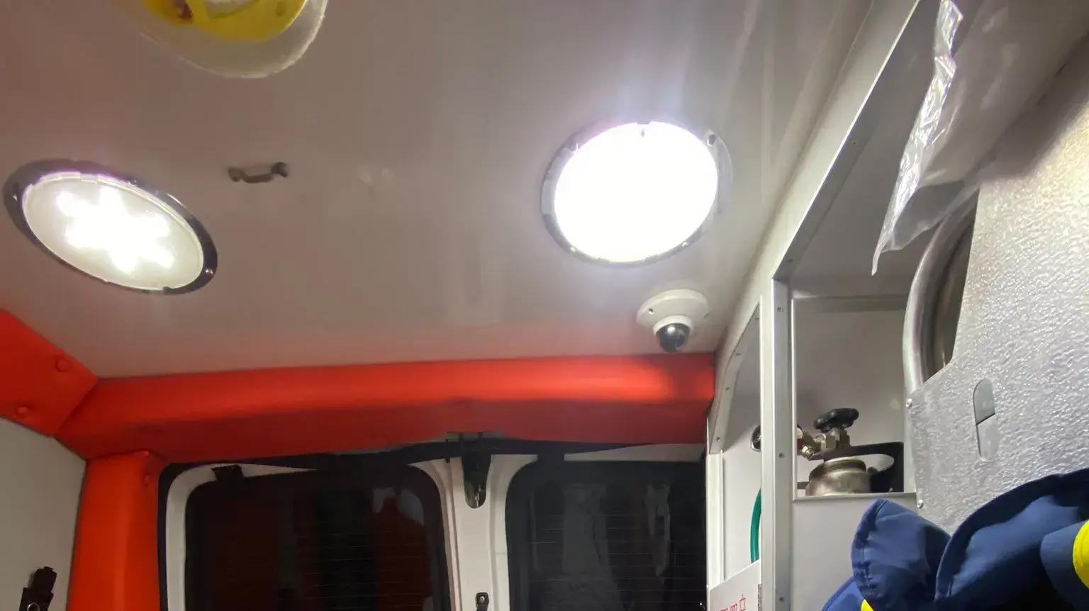 צעיר בן 22 נפל לתוך בור שנפער במדרכה ברעננה ופונה לבית חולים צעיר בן 22 נפל לתוך בור שנפער במדרכה ברעננה ופונה לבית חולים