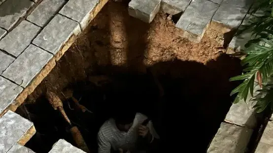צעיר בן 22 נפל לתוך בור שנפער במדרכה ברעננה ופונה לבית חולים