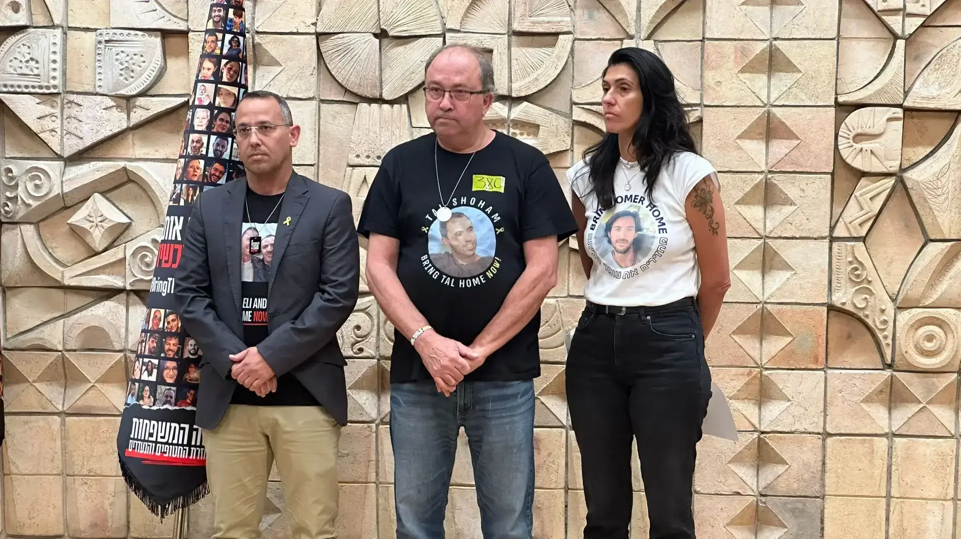 שרון שרעבי , שלי שם טוב , גלעד קורנגולד באירוע "מספיק עם התירוצים- הגיע זמן חטופים" , אודיטוריום מטה המשפחות , 20 באוקטובר 2024