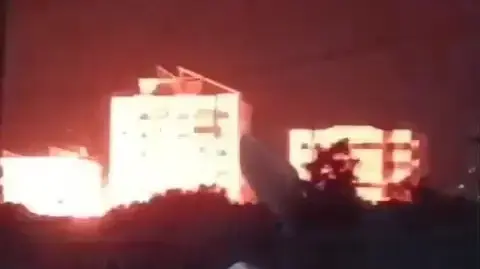 בניין בדאחייה קורס לאחר שהופצץ על ידי צה"ל, 21 באוקטובר 2024 בניין בדאחייה קורס לאחר שהופצץ על ידי צה"ל, 21 באוקטובר 2024
