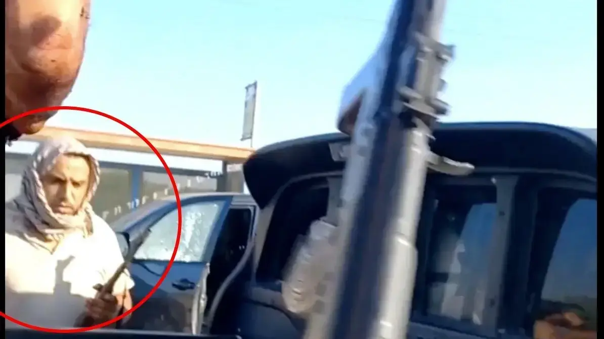 המחבל מחמד אבו עטיוי במהלך הטבח ב-7 באוקטובר המחבל מחמד אבו עטיוי במהלך הטבח ב-7 באוקטובר